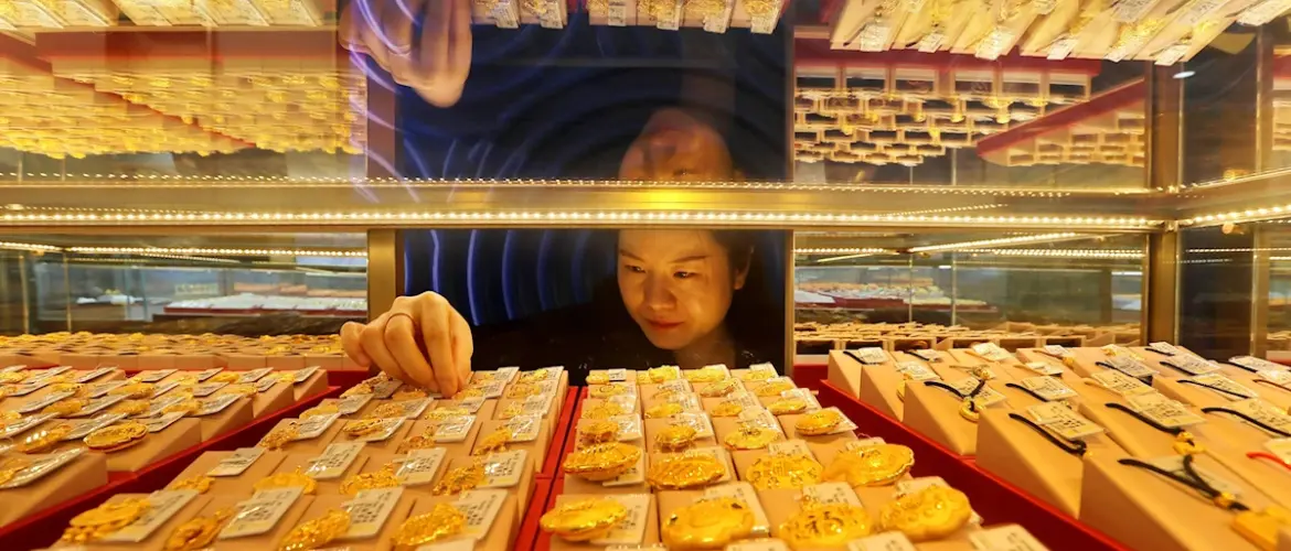 الذهب والفضة يرتفعان إلى مستويات قياسية