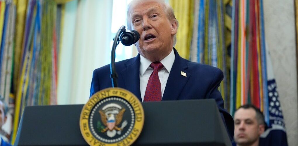 قال الرئيس الأميركي دونالد ترامب إن الدنمارك عاجزة عن حماية جزيرة غرينلاند، معتبراً أن «لا أحد يستطيع حمايتها»، ومشيراً إلى أن المسؤولين الدنماركيين لا يزورون الجزيرة أساساً. ونقلت وكالة «رويترز» عن ترامب قوله إن الولايات المتحدة «عليها الحصول على غرينلاند»، زاعماً أن كوبنهاغن غير قادرة على الدفاع عنها، وأضاف: «أعرف قادتها، إنهم أناس طيبون للغاية، لكنهم لا يذهبون إلى هناك». وأشار ترامب إلى أن واشنطن ستناقش مسألة ضم غرينلاند خلال منتدى دافوس، مكرراً ادعاءه بأن حلف شمال الأطلسي كان يحذّر الدنمارك منذ نحو عشرين عاماً مما وصفه بـ«التهديد الروسي». وتأتي تصريحات ترامب رغم أن غرينلاند تُعد جزءاً من مملكة الدنمارك، الحليف التقليدي للولايات المتحدة وعضواً في حلف «الناتو»، إلا أن الرئيس الأميركي عاد ليؤكد، كما في مناسبات سابقة، أن الجزيرة يجب أن تصبح جزءاً من الولايات المتحدة. وتكتسب غرينلاند أهمية استراتيجية متزايدة، نظراً لموقعها الحساس في القطب الشمالي، حيث تتصاعد المنافسة بين القوى الكبرى على طرق التجارة الجديدة، إضافة إلى ما تحتويه من بنى تحتية عسكرية وموارد بحرية ومعادن نادرة.