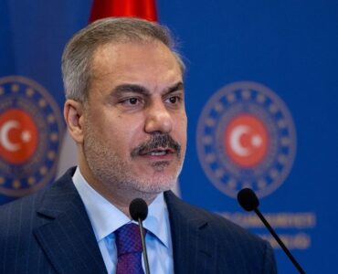 فيدان: توسيع المحادثات لتشمل برنامج إيران الصاروخي سيؤدي لحرب جديدة