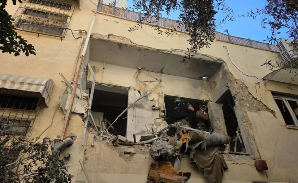 انفجار صاروخ إيراني فوق 16 موقعاً في "تل أبيب": مصابون ودمار كبير