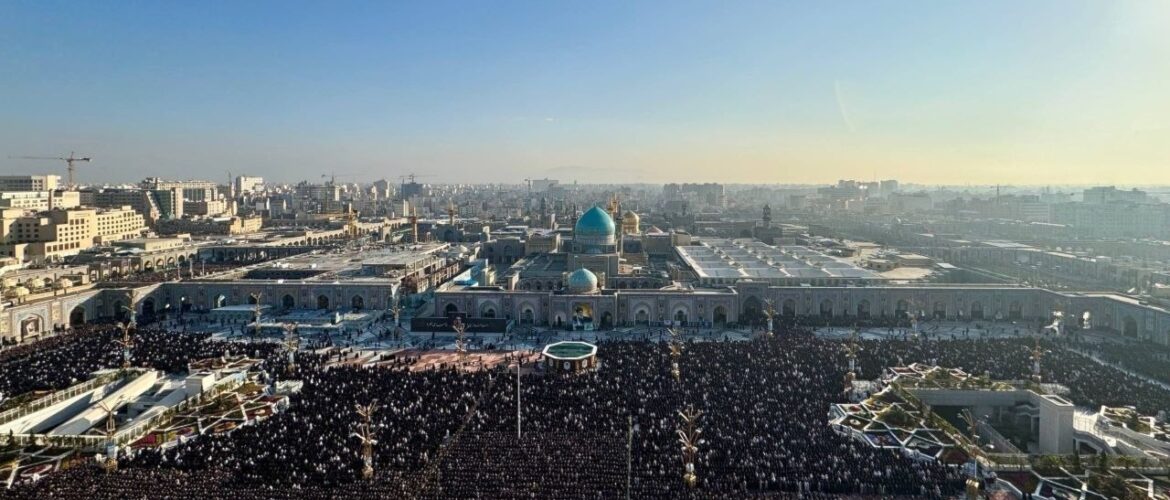ملايين الإيرانيين يقيمون صلاة عيد الفطر ويشيعون الشهيد نائيني في طهران