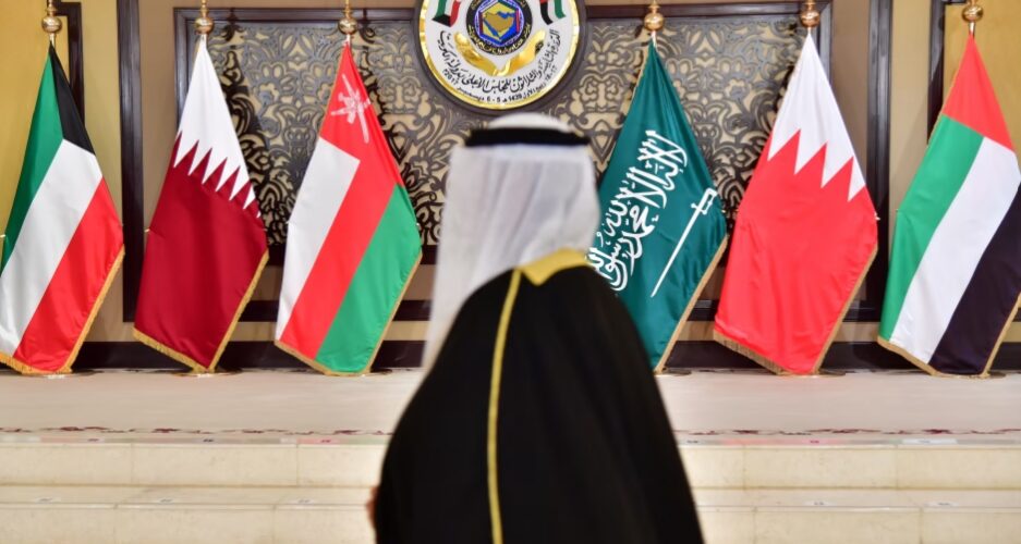 "أسوشيتد برس": دول الخليج تحثّ ترامب على مواصلة الحرب ضد إيران