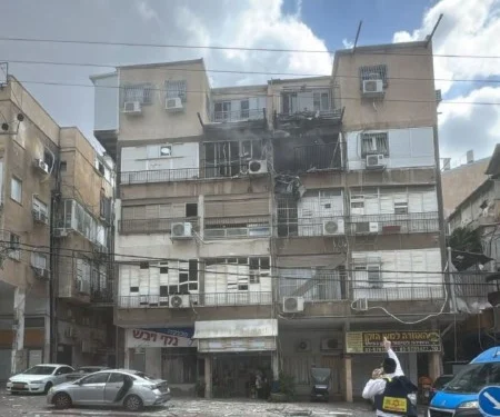 إصابة مبنى سكن قنصل الولايات المتحدة بصاروخ إيراني.. وإصابات في "تل أبيب"