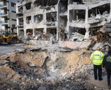 إيران تطلق "خرمشهر 4" و"خيبر" و"فتح".. وتصيب "تل أبيب" وقواعد أميركية