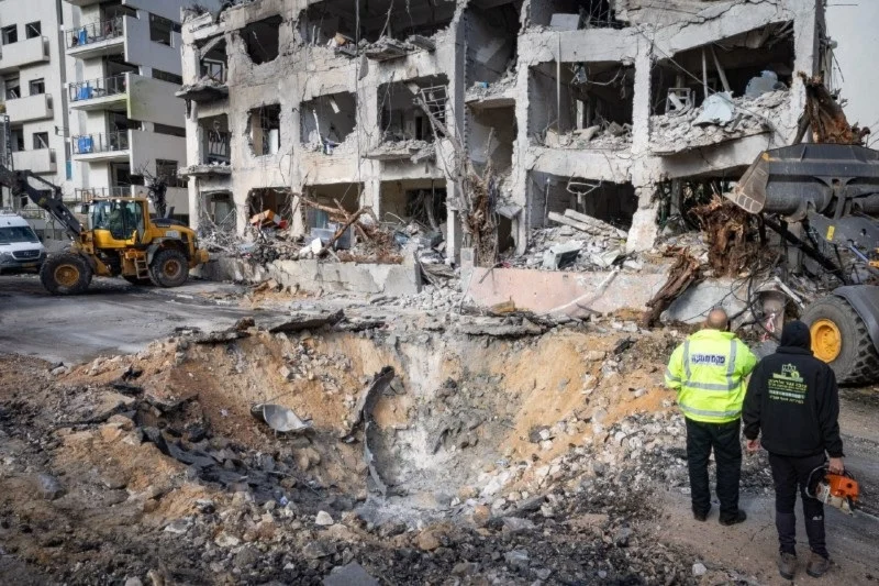 إيران تطلق "خرمشهر 4" و"خيبر" و"فتح".. وتصيب "تل أبيب" وقواعد أميركية