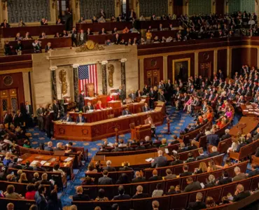 أعضاء في الكونغرس: ترامب مختل عقلياً.. حربه غير شرعية وتهديداته متزايدة الجنون