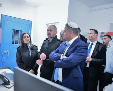 "هآرتس" تعترف: مصلحة السجون تحرم الأسرى من المستلزمات الطبية منذ 7 أكتوبر 2023