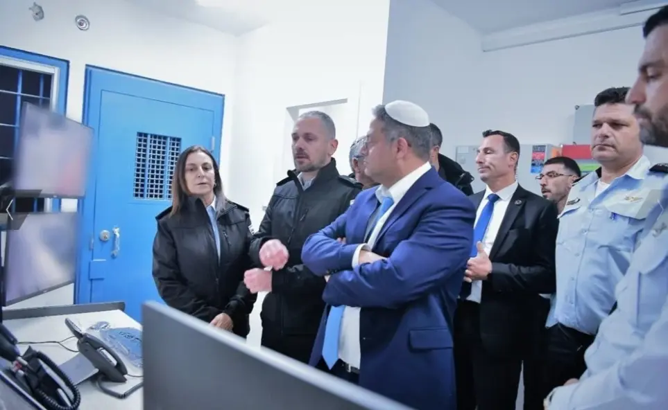 "هآرتس" تعترف: مصلحة السجون تحرم الأسرى من المستلزمات الطبية منذ 7 أكتوبر 2023