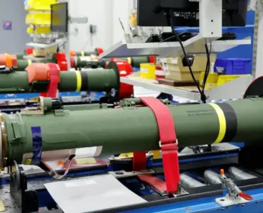 “وول ستريت جورنال”: إدارة ترامب تتواصل مع شركات سيارات للمشاركة في إنتاج الأسلحة