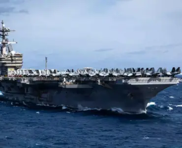 معهد البحرية الأميركية: حاملة الطائرات "بوش" تتجنب العبور بالبحر الأحمر وباب المندب خشية من اليمن