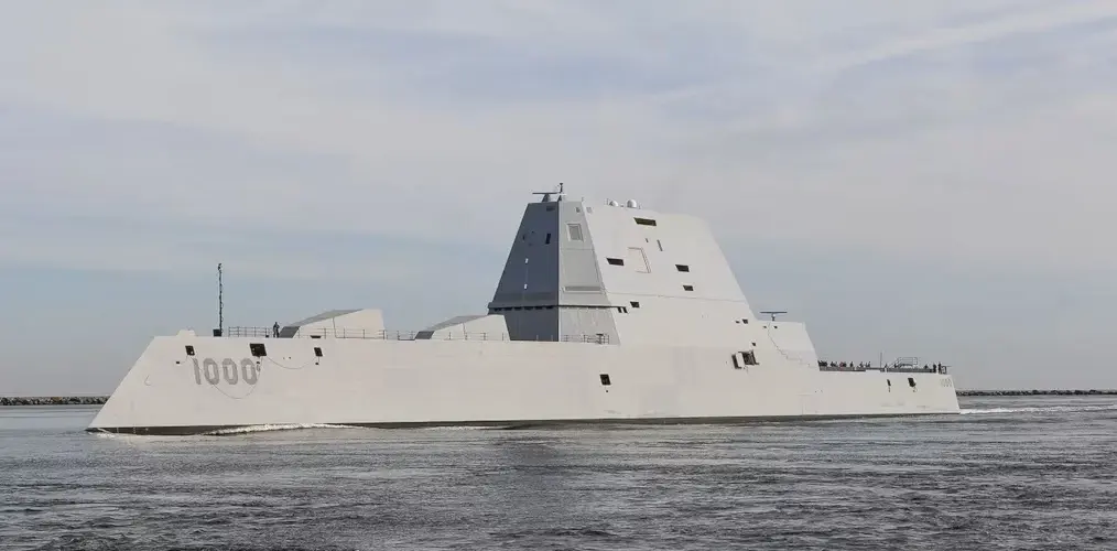 أميركا: إصابة 3 بحارة نتيجة اندلاع حريق في المدمرة "يو أس أس زموالت" بولاية ميسيسيبي