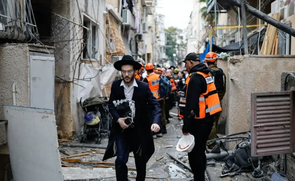 14 إصابة و17 موقعاً متضرراً في "تل أبيب" من جراء سقوط صاروخ إيراني