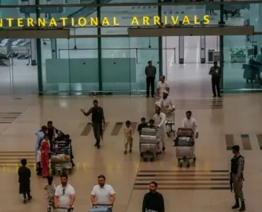 "نيويورك تايمز": الإمارات تطرد عمالاً باكستانيين في ظل وساطة إسلام آباد لوقف الحرب على إيران