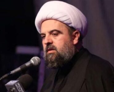 قال المفتي الجعفري الممتاز الشيخ أحمد قبلان في بيان: “لأننا نعيش أزمة تطال صميم البنية الوطنية وسط أهم منطقة إقليمية تخوض أخطر مراحل خياراتها السياسية والسيادية، كل هذا يفترض تأمين ورشة نقاش وطني طارئة للخروج بمشتركات لبنانية تليق بطبيعة البلد ومخاطر الحرب الحالية، ومهما اختلفنا بواقع هذه الحرب، فالنتيجة أن لبنان يواجه أعتى ترسانة صهيونية أميركية ويسحق قدراتها البرية بشكل صادم، وهذه النتيجة تضع لبنان في مركز القوة لا الضعف، كما تزيد من دوافع الإستفادة الوطنية من واقع الجبهة الجنوبية القوية وهنا تكمن مسؤولية رئيس الجمهورية اللبنانية السيد جوزاف عون، لأن ما يجري في البلد والمنطقة ليس مسابقة كرة قدم بل حرب مصيرية ستحدد وجه لبنان والمنطقة لعقود، خاصة أن نتائج هذه الحرب كشفت زيف الهيمنة الأميركية المطلقة وشطبت فكرة إسرائيل الكبرى من الوجود ووضعت لبنان والمنطقة أمام لحظة تاريخية مختلفة للغاية ورئيس الجمهورية اللبنانية معني بمصالح لبنان وطبيعة توازناته الضامنة للقوة والمواثيق الوطنية بهدف تعزيز وضعية لبنان بأي مجال ومنه الديبلوماسية السيادية لذا فإن أي خطوة وطنية دون تفاهم داخلي ستنتهي بأسوأ خسارة وطنية، وتجربة الرئيس نبيه بري بالمفاصل الرئيسية للبنان صريحة باستباق الأزمات الوطنية بهدف الحد من الإنقسام الداخلي أو منعه، وذلك بسياق تعزيز قوة لبنان الداخلية وتأمين وضعية تشاركية صلبة لمواجهة أي استحقاق كبير حيث تكمن قيمة التفاهم الداخلي قبل أي خطوة رئيسية، لأن اللاتفاهم على أي خطوة كبيرة للبلد يعني خسارة لبنان الأكيدة، والسلطات السياسية سيما رئاسة الجمهورية معنية بخيارات البلد وواقع توازناته الداخلية والتاريخية، وأي تجاهل لهذه الحقيقة الجذرية يشل السلطة ويكشفها ويمنع قدرتها الداخلية والخارجية، بدليل أن انطلاقة رئيس الجمهورية الأولى كانت قوية ونافذة وذلك بسبب التفاهمات الداخلية والإلتزامات الوطنية التي عقدها منذ جلسة انتخابه، ومع الإنقسام الوطني والخلافات الداخلية والخيارات التي أخذها رئيس الجمهورية انتهى الزخم السابق ودخل البلد بلحظة ضعف هائل، وهذا ما يفتح الباب أمام اللعبة الخارجية بقوة”. اضاف: “واليوم البلد ممزق سياسيا لأن الداخل منقسم ومأزوم، والسبب أن السلطة التي تستطيع أن تجمع تتعامل مع البلد ومكوناته كفريق سياسي لا كمرجعية وطنية وهنا تكمن الكارثة، والحل بورشة وطنية ببعد النظر عن شكلها وطبيعة مطبخها، والرئيس نبيه بري بهذا المجال مفتاح وطني، وعلى رئيس الجمهورية الإستفادة من هذه القامة التي قد لا تتكرر، وميزة هذه اللحظة كبيرة جدا لمن يريد تعزيز حظوظ لبنان الوطنية، وخصوصا ان ما تقوم به المقاومة يضع لبنان أمام قوة سيادية وازنة، واليوم النقاش بتل أبيب وقيادة الجيش الصهيوني يدور حول كيفية التخلص من الهيمنة الجديدة لمسيرات المقاومة التي تدمر التفوق التقني للترسانة الصهيونية البرية، ولبنان قبل أن يكون وحدة وطنية وعيشا مشتركا يجب أن يكون عائلة لبنانية أو هكذا يجب أن تتعامل السلطة العليا بهذا البلد، والكرة اليوم بملعب رئيس الجمهورية”. واعتبر أن “الخصومة والتفرد وأخذ الخيارات الاحادية دون تفاهم داخلي قوي يكشف لبنان ويضع السلطة بالحضيض، ودون استحضار المشتركات وتأكيد الأولويات لن تستطيع السلطة تقديم نفسها كقوة ضامنة أو طرف يمكن التعامل معه، وتاريخ لبنان صريح بأن السلطة اللبنانية بلا تفاهمات داخلية صلبة لن تكون قوية أو نافذة، وواقع السلطة اليوم ضعيف وقدراتها على إدارة ملفات البلد أضعف، وهذا يضع لبنان كله بأزمة كيانية، ولا يجوز إضعاف لبنان أو تهديد دوره الوجودي وخياراته السيادية”، ورأى أن “الحل بإدارة المصالح الوطنية عن طريق توافق نوعي يعكس حقيقة المصالح الوطنية، وهنا تكمن أكبر أدوار رئيس الجمهورية الوطنية، وحذار من خسارة هذه الصفة الداخلية، لأن ضياع هذا النوع الجامع ضياع للسلطة والبلد وكل مصالح لبنان”.