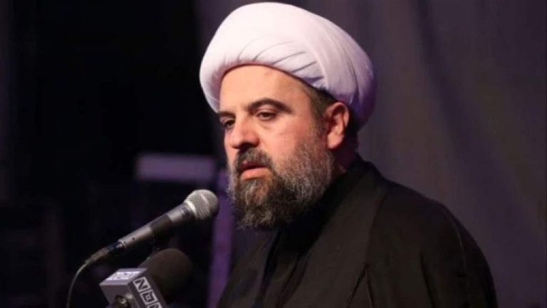 قال المفتي الجعفري الممتاز الشيخ أحمد قبلان في بيان: “لأننا نعيش أزمة تطال صميم البنية الوطنية وسط أهم منطقة إقليمية تخوض أخطر مراحل خياراتها السياسية والسيادية، كل هذا يفترض تأمين ورشة نقاش وطني طارئة للخروج بمشتركات لبنانية تليق بطبيعة البلد ومخاطر الحرب الحالية، ومهما اختلفنا بواقع هذه الحرب، فالنتيجة أن لبنان يواجه أعتى ترسانة صهيونية أميركية ويسحق قدراتها البرية بشكل صادم، وهذه النتيجة تضع لبنان في مركز القوة لا الضعف، كما تزيد من دوافع الإستفادة الوطنية من واقع الجبهة الجنوبية القوية وهنا تكمن مسؤولية رئيس الجمهورية اللبنانية السيد جوزاف عون، لأن ما يجري في البلد والمنطقة ليس مسابقة كرة قدم بل حرب مصيرية ستحدد وجه لبنان والمنطقة لعقود، خاصة أن نتائج هذه الحرب كشفت زيف الهيمنة الأميركية المطلقة وشطبت فكرة إسرائيل الكبرى من الوجود ووضعت لبنان والمنطقة أمام لحظة تاريخية مختلفة للغاية ورئيس الجمهورية اللبنانية معني بمصالح لبنان وطبيعة توازناته الضامنة للقوة والمواثيق الوطنية بهدف تعزيز وضعية لبنان بأي مجال ومنه الديبلوماسية السيادية لذا فإن أي خطوة وطنية دون تفاهم داخلي ستنتهي بأسوأ خسارة وطنية، وتجربة الرئيس نبيه بري بالمفاصل الرئيسية للبنان صريحة باستباق الأزمات الوطنية بهدف الحد من الإنقسام الداخلي أو منعه، وذلك بسياق تعزيز قوة لبنان الداخلية وتأمين وضعية تشاركية صلبة لمواجهة أي استحقاق كبير حيث تكمن قيمة التفاهم الداخلي قبل أي خطوة رئيسية، لأن اللاتفاهم على أي خطوة كبيرة للبلد يعني خسارة لبنان الأكيدة، والسلطات السياسية سيما رئاسة الجمهورية معنية بخيارات البلد وواقع توازناته الداخلية والتاريخية، وأي تجاهل لهذه الحقيقة الجذرية يشل السلطة ويكشفها ويمنع قدرتها الداخلية والخارجية، بدليل أن انطلاقة رئيس الجمهورية الأولى كانت قوية ونافذة وذلك بسبب التفاهمات الداخلية والإلتزامات الوطنية التي عقدها منذ جلسة انتخابه، ومع الإنقسام الوطني والخلافات الداخلية والخيارات التي أخذها رئيس الجمهورية انتهى الزخم السابق ودخل البلد بلحظة ضعف هائل، وهذا ما يفتح الباب أمام اللعبة الخارجية بقوة”. اضاف: “واليوم البلد ممزق سياسيا لأن الداخل منقسم ومأزوم، والسبب أن السلطة التي تستطيع أن تجمع تتعامل مع البلد ومكوناته كفريق سياسي لا كمرجعية وطنية وهنا تكمن الكارثة، والحل بورشة وطنية ببعد النظر عن شكلها وطبيعة مطبخها، والرئيس نبيه بري بهذا المجال مفتاح وطني، وعلى رئيس الجمهورية الإستفادة من هذه القامة التي قد لا تتكرر، وميزة هذه اللحظة كبيرة جدا لمن يريد تعزيز حظوظ لبنان الوطنية، وخصوصا ان ما تقوم به المقاومة يضع لبنان أمام قوة سيادية وازنة، واليوم النقاش بتل أبيب وقيادة الجيش الصهيوني يدور حول كيفية التخلص من الهيمنة الجديدة لمسيرات المقاومة التي تدمر التفوق التقني للترسانة الصهيونية البرية، ولبنان قبل أن يكون وحدة وطنية وعيشا مشتركا يجب أن يكون عائلة لبنانية أو هكذا يجب أن تتعامل السلطة العليا بهذا البلد، والكرة اليوم بملعب رئيس الجمهورية”. واعتبر أن “الخصومة والتفرد وأخذ الخيارات الاحادية دون تفاهم داخلي قوي يكشف لبنان ويضع السلطة بالحضيض، ودون استحضار المشتركات وتأكيد الأولويات لن تستطيع السلطة تقديم نفسها كقوة ضامنة أو طرف يمكن التعامل معه، وتاريخ لبنان صريح بأن السلطة اللبنانية بلا تفاهمات داخلية صلبة لن تكون قوية أو نافذة، وواقع السلطة اليوم ضعيف وقدراتها على إدارة ملفات البلد أضعف، وهذا يضع لبنان كله بأزمة كيانية، ولا يجوز إضعاف لبنان أو تهديد دوره الوجودي وخياراته السيادية”، ورأى أن “الحل بإدارة المصالح الوطنية عن طريق توافق نوعي يعكس حقيقة المصالح الوطنية، وهنا تكمن أكبر أدوار رئيس الجمهورية الوطنية، وحذار من خسارة هذه الصفة الداخلية، لأن ضياع هذا النوع الجامع ضياع للسلطة والبلد وكل مصالح لبنان”.