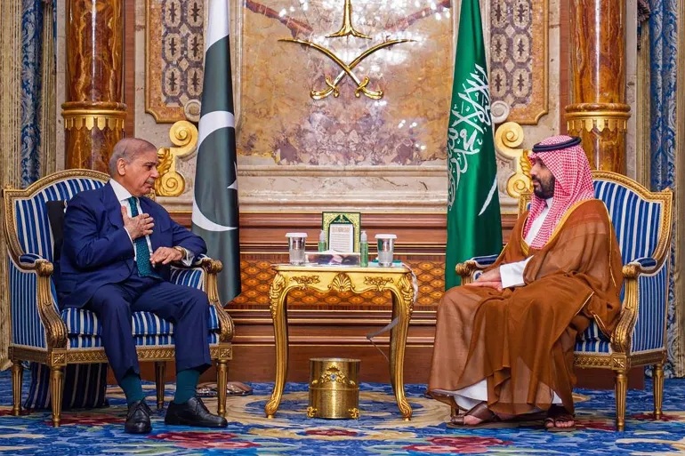 رئيس الوزراء الباكستاني في الرياض… بحثٌ في العلاقات الثنائية وتطورات المنطقة